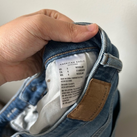 American Eagle Light Wash  Mom Jeans - Picture 5 of 5